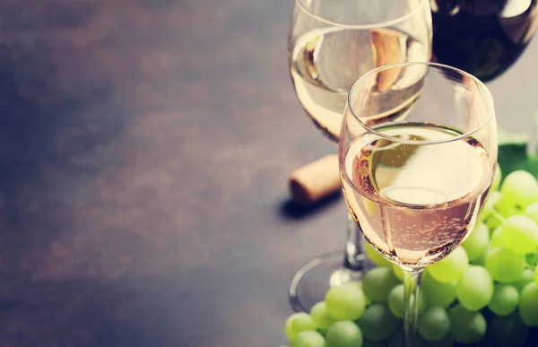 Weingläser und Trauben — Stockfoto