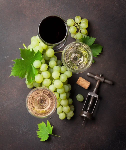 Copas de vino y uvas —  Fotos de Stock