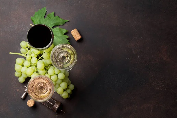 Kieliszki do wina i winogron — Zdjęcie stockowe