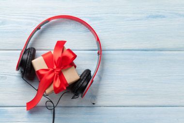 Kulaklık ve hediye kutusu