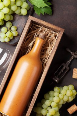 Beyaz şarap şişe kutusunda 