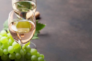 Şarap kadehi ve üzüm