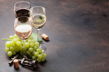 Şarap kadehi ve üzüm