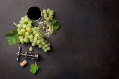 Şarap kadehi ve üzüm
