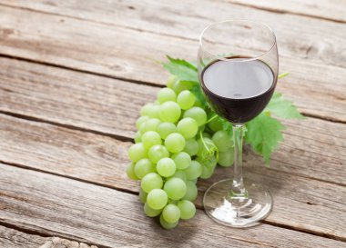 Şarap kadehi ve üzüm.