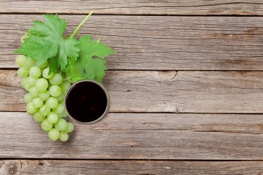 Şarap kadehi ve üzüm.