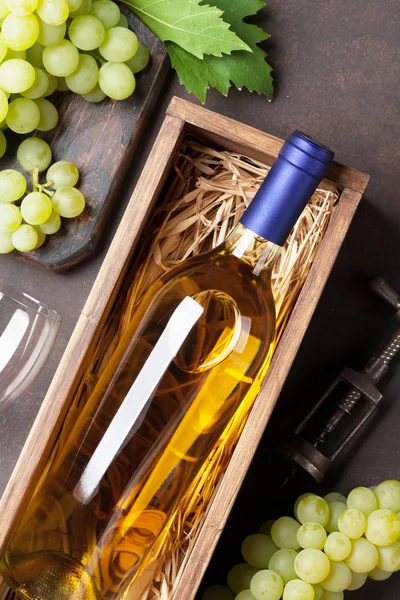 Beyaz şarap şişe kutusunda 