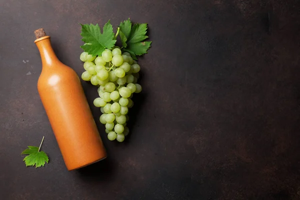 Garrafa de vinho e uvas — Fotografia de Stock