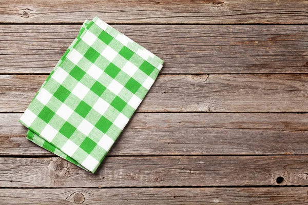 Mutfak havlusu ahşap masada.