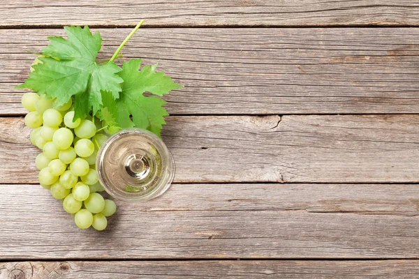 Şarap kadehi ve üzüm.