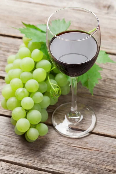 Şarap kadehi ve üzüm. — Stok fotoğraf
