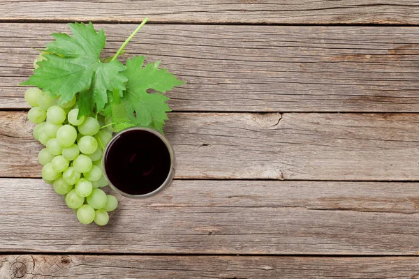 Şarap kadehi ve üzüm.