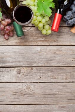 şarap şişeleri ve üzüm