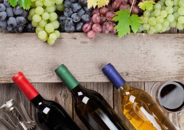 şarap şişeleri ve üzüm