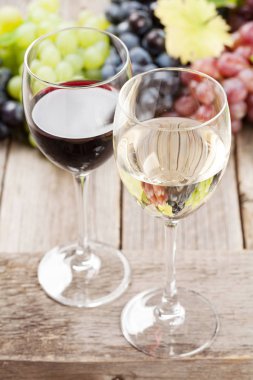 Şarap kadehi ve üzüm