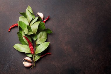 Bitkiler ve baharatlar masada.