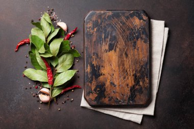 Otlar ve baharatlar ile kesme tahtası