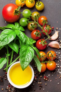 Domates, fesleğen, zeytinyağı ve baharatlar