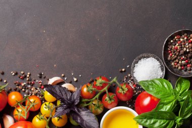 Domates, fesleğen, zeytinyağı ve baharatlar