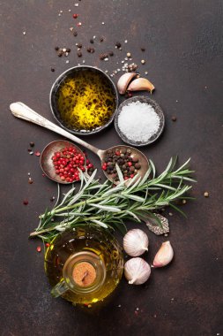Otlar ve baharatlar taş masada