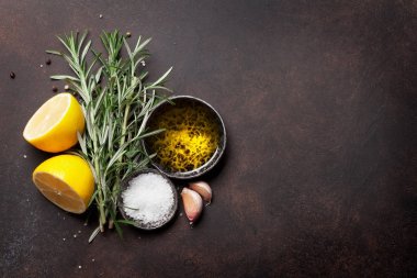 Bitkiler ve baharatlar masada.