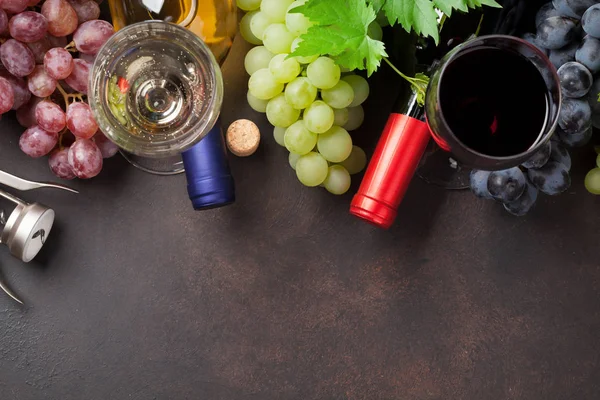 Copas de vino y uvas —  Fotos de Stock
