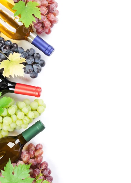 Вино бутылки и виноград — стоковое фото