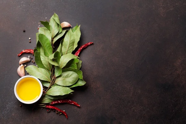 Bitkiler ve baharatlar masada.