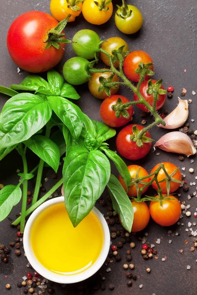 Domates, fesleğen, zeytinyağı ve baharatlar