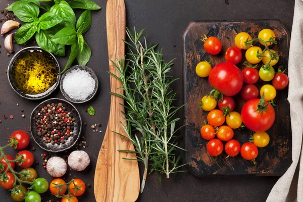 Pomidory, bazylia, oliwa z oliwek i przyprawy — Zdjęcie stockowe