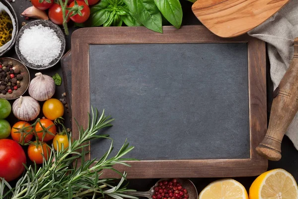 Domates, fesleğen, zeytinyağı ve baharatlar