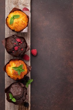 Kek çilek ve nane ile