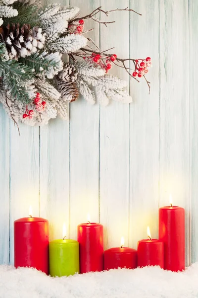 Χριστουγεννιάτικα κεριά και έλατο — Φωτογραφία Αρχείου