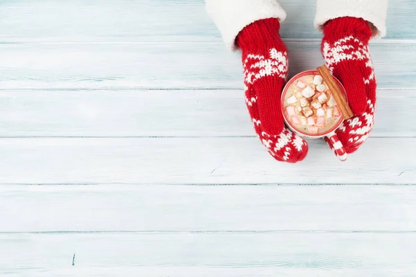 Hands holding hot chocolate — Stock Photo, Image