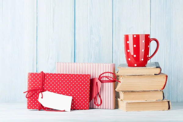 Tazza di cioccolata calda e regali di Natale — Foto Stock