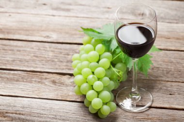 bardak şarap ve üzüm