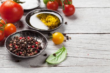 Domates, fesleğen, zeytinyağı ve baharatlar