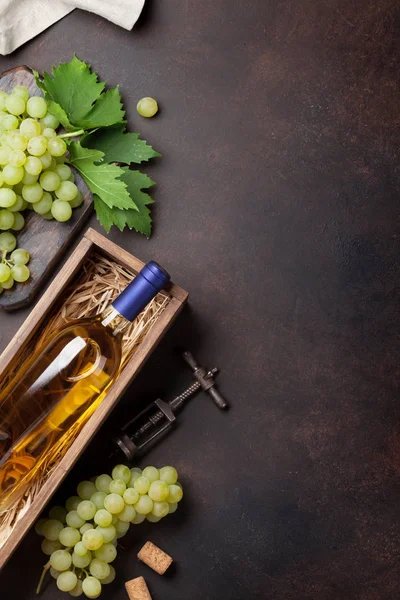 Бутылка белого вина в коробке — стоковое фото