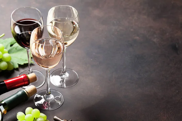 Copas de vino y uvas —  Fotos de Stock