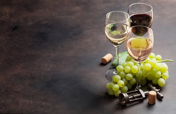 Şarap kadehi ve üzüm — Stok fotoğraf