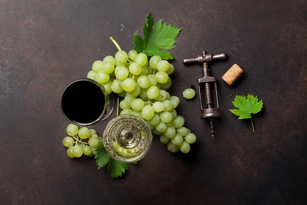 Бокалы и виноград — стоковое фото