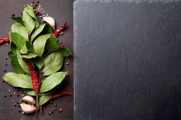 Bitkiler ve baharatlar masada.