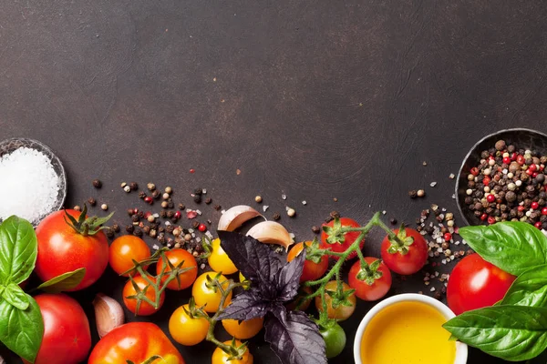 Rajčata, bazalka, olivový olej a koření — Stock fotografie