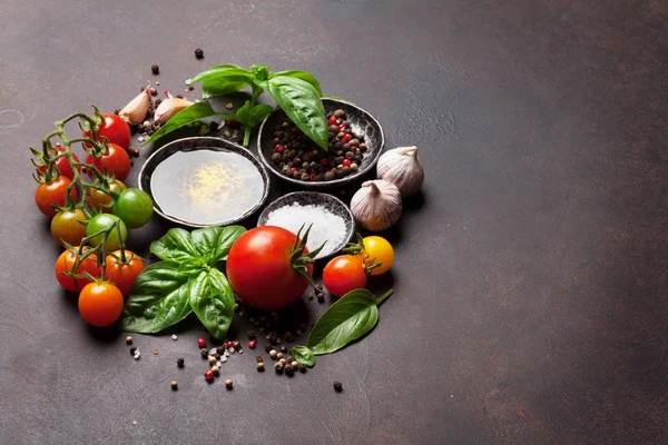 Domates, fesleğen, zeytinyağı ve baharatlar — Stok fotoğraf