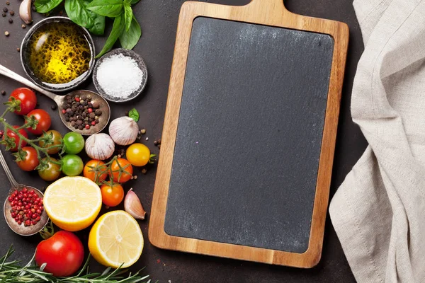 Kara tahta, domates, fesleğen ve baharatlar 