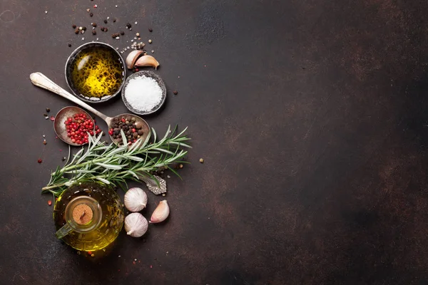 Ervas aromáticas e especiarias na mesa — Fotografia de Stock