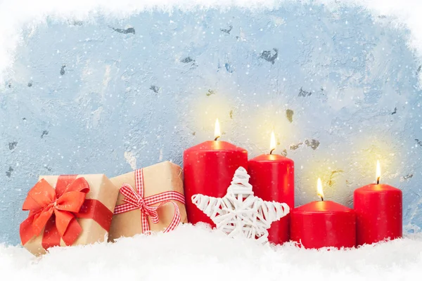 Velas de Navidad y cajas de regalo —  Fotos de Stock