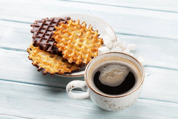 Tazza di caffè e cialde — Foto Stock