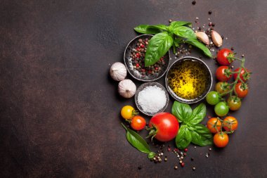 Domates, fesleğen, zeytinyağı ve baharatlar