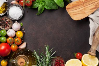 Domates, fesleğen, zeytinyağı ve baharatlar